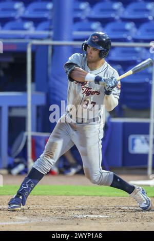 Dunedin, FL: Il ricevitore dei Lakeland Flying Tigers Josue Briceño (37) attende il campo durante una partita della MiLB contro i Dunedin Blue Jays il 6 aprile 2024 Foto Stock