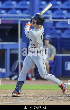 Dunedin, FL: L'esterno dei Lakeland Flying Tigers Max Clark (13) colpisce una mosca sacrificale al centro del campo durante una partita della MiLB contro i Dunedin Blue Jays o Foto Stock