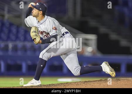 Dunedin, FL: Il lanciatore dei Lakeland Flying Tigers Chris Mauloni (30) lancia un campo durante una partita della MiLB contro i Dunedin Blue Jays il 6 aprile 2024 alle ore Foto Stock