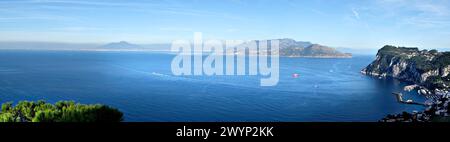 La baia di Napoli con , Penisola Sorrentina, Vesuvio e Marina Grande, Capri, Campania, Italia, Europa Foto Stock