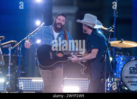 Austin, Tx, Stati Uniti. 5 aprile 2024. La cantante country pop statunitense JORDAN DAVIS si esibisce in un taping del CMT Country Crossroads con la band NEEDTOBREATHE di fronte alla University of Texas Tower il 5 aprile 2024. (Credit Image: © Bob Daemmrich/ZUMA Press Wire) SOLO PER USO EDITORIALE! Non per USO commerciale! Foto Stock