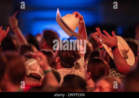 Austin, Tx, Stati Uniti. 5 aprile 2024. I fan del Texas tifanno il tifo per la cantante country pop statunitense Jordan Davis (non mostrata in figura) che si esibisce in una registrazione di CMT Country Crossroads con la band NEEDTOBREATHE di fronte alla University of Texas Tower il 5 aprile 2024. (Credit Image: © Bob Daemmrich/ZUMA Press Wire) SOLO PER USO EDITORIALE! Non per USO commerciale! Foto Stock