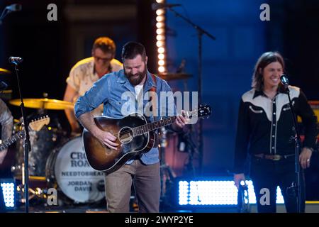 Austin, Tx, Stati Uniti. 5 aprile 2024. La cantante country pop statunitense JORDAN DAVIS si esibisce in un taping del CMT Country Crossroads con la band NEEDTOBREATHE di fronte alla University of Texas Tower il 5 aprile 2024. (Credit Image: © Bob Daemmrich/ZUMA Press Wire) SOLO PER USO EDITORIALE! Non per USO commerciale! Foto Stock