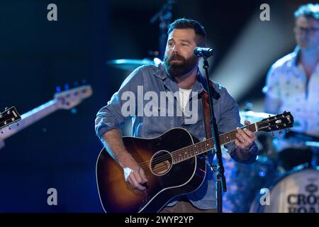 Austin, Tx, Stati Uniti. 5 aprile 2024. La cantante country pop statunitense JORDAN DAVIS si esibisce in un taping del CMT Country Crossroads con la band NEEDTOBREATHE di fronte alla University of Texas Tower il 5 aprile 2024. (Credit Image: © Bob Daemmrich/ZUMA Press Wire) SOLO PER USO EDITORIALE! Non per USO commerciale! Foto Stock