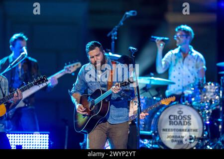 Austin, Tx, Stati Uniti. 5 aprile 2024. La cantante country pop statunitense JORDAN DAVIS si esibisce in un taping del CMT Country Crossroads con la band NEEDTOBREATHE di fronte alla University of Texas Tower il 5 aprile 2024. (Credit Image: © Bob Daemmrich/ZUMA Press Wire) SOLO PER USO EDITORIALE! Non per USO commerciale! Foto Stock