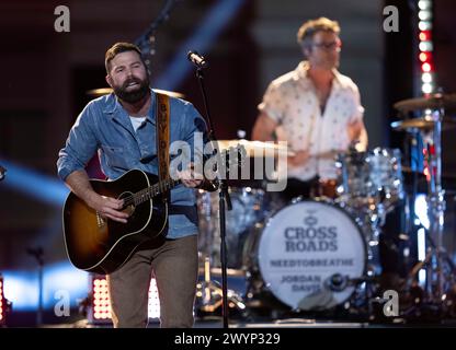 Austin, Tx, Stati Uniti. 5 aprile 2024. La cantante country pop statunitense JORDAN DAVIS si esibisce in un taping del CMT Country Crossroads con la band NEEDTOBREATHE di fronte alla University of Texas Tower il 5 aprile 2024. (Credit Image: © Bob Daemmrich/ZUMA Press Wire) SOLO PER USO EDITORIALE! Non per USO commerciale! Foto Stock