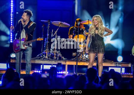 La cantante country MEGAN MORONEY (a destra) si esibisce con MATTHEW RAMSEY e gli Old Dominion presso a Country Music Television (CMT). Le tappe sono al South Mall nel campus dell'Università del Texas, il 3 aprile 2024. I CMT Awards tornano ad Austin, l'autoproclamata capitale mondiale della musica dal vivo, con uno spettacolo dal vivo il 7 aprile 2024. Crediti: Bob Daemmrich/Alamy Live News Foto Stock