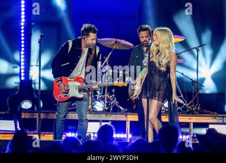 La cantante country MEGAN MORONEY (a destra) si esibisce con MATTHEW RAMSEY e gli Old Dominion presso a Country Music Television (CMT). Le tappe sono al South Mall nel campus dell'Università del Texas, il 3 aprile 2024. I CMT Awards tornano ad Austin, l'autoproclamata capitale mondiale della musica dal vivo, con uno spettacolo dal vivo il 7 aprile 2024. Crediti: Bob Daemmrich/Alamy Live News Foto Stock