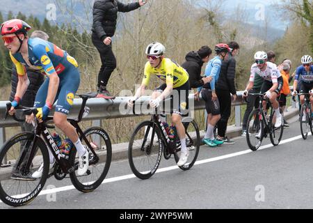 Tao Geoghan Hart GB Lidl Trek conduce il suo team leader e leader di gara Mattias Skjelmose Denmark al vertice di Urkiola Foto Stock