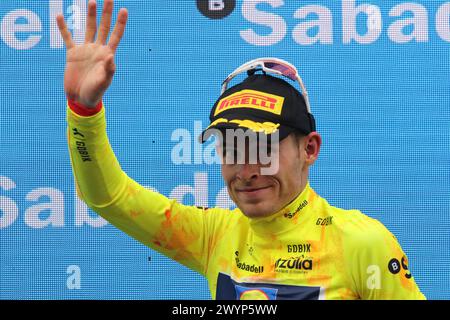 Mattias Skjelmose Denmark Lidl Trek in maglia gialla dei leader di gara Foto Stock