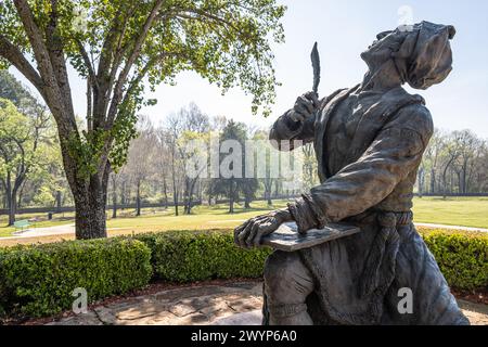 Statua dell'inventore Cherokee dell'alfabeto indiano Sequoyah, che guarda verso l'alto con penna di quill piuma, presso il sito storico Sequoyah's Cabin a Sallisaw, Oklahoma. (USA) Foto Stock