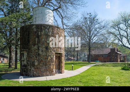 Torre dell'acqua presso Sequoyah's Cabin Historic Site a Sallisaw, Oklahoma. (USA) Foto Stock