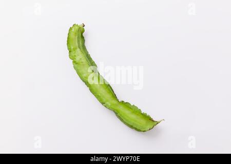 Fagioli alati verdi noti anche come cigarillas isolati su sfondo bianco Foto Stock