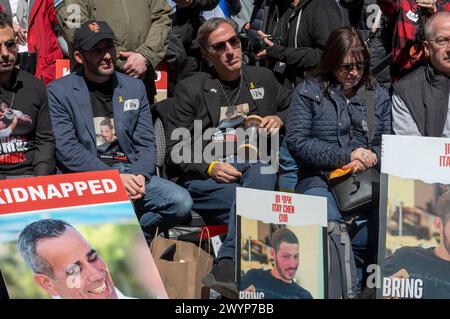 NEW YORK, NEW YORK - 07 APRILE: Ruby Chen (C), nato in America, padre di Itai Chen, ucciso in azione e il suo corpo sequestrato da Hamas il 7 ottobre 2023, tenendo un bicchiere d'ora vuoto mentre il tempo di suo figlio scade, si siede in prima fila in occasione del raduno "Bring Them Home NOW", in occasione del sei mesi di anniversario degli attacchi di Hamas contro Israele, e chiede il ritorno degli ostaggi detenuti da Hamas, vicino al quartier generale delle Nazioni Unite il 7 aprile 2024 a New York, New York, USA. Israele segna sei mesi da quando i militanti di Hamas hanno lanciato un attacco contro Israele dalla Striscia di Gaza negli attacchi del 7 ottobre, come 133 ho Foto Stock