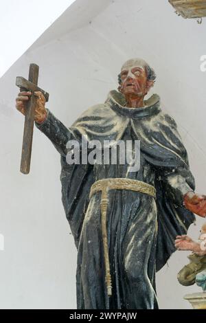 Statua di Santa sull'altare maggiore nella cappella di Santa Margherita a Lenisce, Croazia Foto Stock