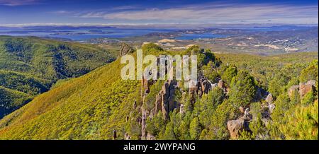 Cathedral Peak e Montagu Thumbs, escursioni e arrampicate sulle rocce doleritiche lungo una linea di cresta sul monte Wellington, Hobart, Tasmania Foto Stock