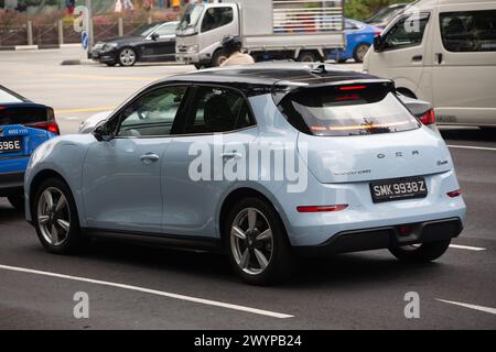 Vista posteriore a 45 gradi del veicolo elettrico ora Good Cat nel colore blu celeste/nero stellato. Singapore. Foto Stock