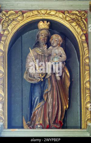 Vergine Maria con il bambino Gesù, statua sull'altare della Madonna Addolorata nella chiesa parrocchiale di San Pietro a Petrovina, Croazia Foto Stock