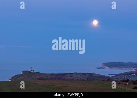 Ambientazione a luna piena sopra Seaford Head e il faro Belle Tout sul bordo della scogliera di Beachy Head, Sussex, sud-est dell'Inghilterra, Regno Unito Foto Stock