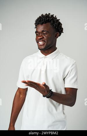 Un uomo che indossa una camicia bianca si vede fare un gesto con le mani, esprimendo qualcosa in modo non verbale. Foto Stock