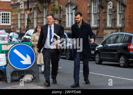 Londra, Regno Unito. 08 APRILE, 2024. Mel Stride, Segretario di Stato per il lavoro e le pensioni, questa mattina entra nell'edificio Four Millbank insieme ai suoi consiglieri nel centro di Londra, prima del round mediatico mattutino. Credito Milo Chandler/Alamy Live News Foto Stock