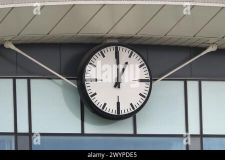 L'orologio indica che è l'ora di pranzo e che è l'ora dell'una durante Nottinghamshire CCC vs Essex CCC, Vitality County Championship Division 1 Cricket Foto Stock