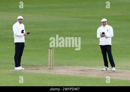 Umpire Lungley (L) e o’Shaughnessy considerano le condizioni prevalenti durante Nottinghamshire CCC vs Essex CCC, Vitality County Championship Division Foto Stock