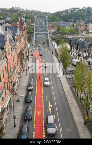 Dresda, Germania. 8 aprile 2024. Le auto sono parcheggiate su una pista ciclabile segnata in rosso al ponte Blaues Wunder sull'Elba (foto scattata con un drone). La pista ciclabile fa parte di una prova con la quale la città vuole testare una nuova divisione dello spazio di traffico. Crediti: Sebastian Kahnert/dpa/Alamy Live News Foto Stock