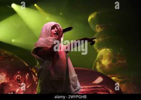 Anri du Toit alias Yolandi Visser von der Band Die Antwoord bei einem Konzert in der Columbiahalle a Berlino, 7. Aprile 2024. Die Antwoord Konzert Berlin *** Anri du Toit alias Yolandi Visser dalla band Die Antwoord in un concerto nella Columbiahalle di Berlino, 7 aprile 2024 Die Antwoord Concert Berlin Foto Stock