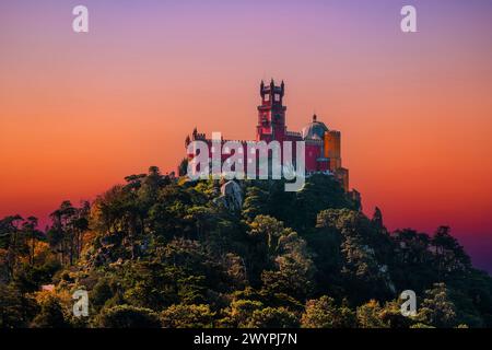Palazzo Nazionale di pena a Sintra, Portogallo. Castello del XIX secolo sulla cima di una collina boscosa nei Monti Sintra. Foto Stock