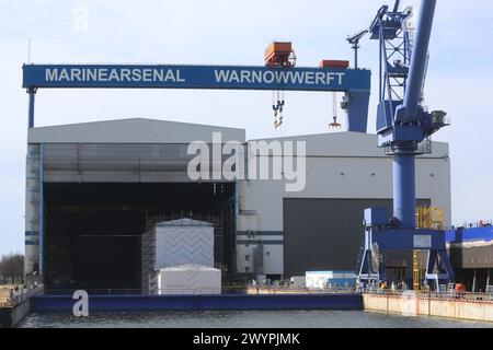 Blick am Sonnabend 06.04.2024 im Ostseebad Warenmünde auf das örtliche Marinearsenal-Warnowwerft Mars mit dem über 100 Meter hohen Bockkran im Mittelpunkt Das Areal wurde im Jahr 2022 von der Bundeswehr übernommen. Die realisiert auf einem Teil der Werftfläche inzwischen Eigeninstandsetzungen von Schiffen und Booten der Deutschen Marine. Mittelfristig ist es dabei ein Ziel, die materielle Einsatzbereitschaft der seegehenden Einheiten der Marine und somit die Fähigkeit zur Landes- und Bündnisverteidigung signifikant zu erhöhen. Dahingehend wurde am Donnerstag 11.01.2024 der Schriftzug Marinears Foto Stock