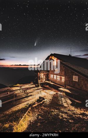 Wanderung auf den Gamskarkogel, dem höchsten Grasberg Europas, zwischen dem Gasteinertal und Großarltal im Sommer am 20.07.2020. Im Bild: Der Komet NEOWISE über der Gamskarkogelhütte // escursione al Gamskarkogel, la montagna erbosa più alta d'Europa, tra Gasteinertal e Großarltal in estate il 20 luglio 2020. Nella foto: La cometa NEOWISE sopra la Gamskarkogelhütte - 20200720 PD10806 credito: APA-PictureDesk/Alamy Live News Foto Stock