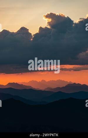 Wanderung auf den Gamskarkogel, dem höchsten Grasberg Europas, zwischen dem Gasteinertal und Großarltal im Sommer am 20.07.2020. Im Bild: Ausblick und Sonnenuntergang vom Gipfel. // escursione al Gamskarkogel, la montagna più alta d'Europa, tra Gasteinertal e Großarltal in estate il 20 luglio 2020. Nella foto: Vista e tramonto dalla cima. - 20200720 PD10815 credito: APA-PictureDesk/Alamy Live News Foto Stock