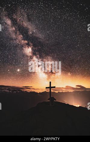 Wanderung auf den Gamskarkogel, dem höchsten Grasberg Europas, zwischen dem Gasteinertal und Großarltal im Sommer am 20.07.2020. Im Bild: Die Milchstrasse über dem Gipfelkreuz des Gamskarkogel // escursione al Gamskarkogel, la montagna erbosa più alta d'Europa, tra la Gasteinertal e Großarltal in estate il 20 luglio 2020. Nella foto: La via Lattea sopra la croce sommitale del Gamskarkogel - 20200720 PD10803 credito: APA-PictureDesk/Alamy Live News Foto Stock