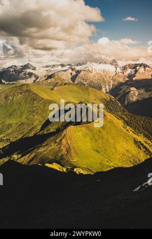 Wanderung auf den Gamskarkogel, dem höchsten Grasberg Europas, zwischen dem Gasteinertal und Großarltal im Sommer am 20.07.2020. Im Bild: Ausblick vom Gipfel Richtung Hohe Tauern // escursione al Gamskarkogel, la montagna erbosa più alta d'Europa, tra la Gasteinertal e Großarltal in estate il 20 luglio 2020. Nella foto: Vista dalla cima verso Hohe Tauern - 20200720 PD10804 credito: APA-PictureDesk/Alamy Live News Foto Stock