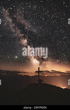 Wanderung auf den Gamskarkogel, dem höchsten Grasberg Europas, zwischen dem Gasteinertal und Großarltal im Sommer am 20.07.2020. Im Bild: Die Milchstrasse über dem Gipfelkreuz des Gamskarkogel // escursione al Gamskarkogel, la montagna erbosa più alta d'Europa, tra la Gasteinertal e Großarltal in estate il 20 luglio 2020. Nella foto: La via Lattea sopra la croce sommitale del Gamskarkogel - 20200720 PD10802 credito: APA-PictureDesk/Alamy Live News Foto Stock