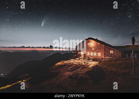 Wanderung auf den Gamskarkogel, dem höchsten Grasberg Europas, zwischen dem Gasteinertal und Großarltal im Sommer am 20.07.2020. Im Bild: Der Komet NEOWISE über der Gamskarkogelhütte // escursione al Gamskarkogel, la montagna erbosa più alta d'Europa, tra Gasteinertal e Großarltal in estate il 20 luglio 2020. Nella foto: La cometa NEOWISE sopra la Gamskarkogelhütte - 20200720 PD10811 credito: APA-PictureDesk/Alamy Live News Foto Stock