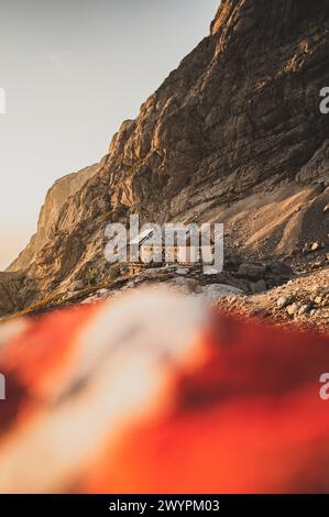 Wanderung den Gosauseen zur Adamekhütte am Fuße des Dachsteinstein ingletscher, Oberösterreich, Österreich. Im Bild: Die Adamekhütte AM 08.08.2020. // escursione attraverso il Gosauseen fino al Adamekhütte ai piedi del ghiacciaio Dachsteinstein, alta Austria, Austria. Nella foto: Il Adamekhütte 8 agosto 2020. - 20200808 PD13552 credito: APA-PictureDesk/Alamy Live News Foto Stock