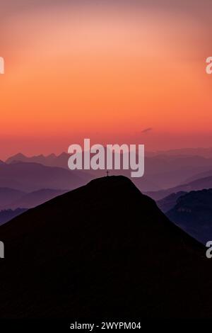 Wanderung auf den Gamskarkogel, dem höchsten Grasberg Europas, zwischen dem Gasteinertal und Großarltal im Sommer am 20.07.2020. Im Bild: Ausblick und Sonnenuntergang vom Gipfel. // escursione al Gamskarkogel, la montagna più alta d'Europa, tra Gasteinertal e Großarltal in estate il 20 luglio 2020. Nella foto: Vista e tramonto dalla cima. - 20200720 PD10814 credito: APA-PictureDesk/Alamy Live News Foto Stock