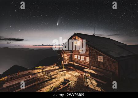 Wanderung auf den Gamskarkogel, dem höchsten Grasberg Europas, zwischen dem Gasteinertal und Großarltal im Sommer am 20.07.2020. Im Bild: Der Komet NEOWISE über der Gamskarkogelhütte // escursione al Gamskarkogel, la montagna erbosa più alta d'Europa, tra Gasteinertal e Großarltal in estate il 20 luglio 2020. Nella foto: La cometa NEOWISE sopra la Gamskarkogelhütte - 20200720 PD10812 credito: APA-PictureDesk/Alamy Live News Foto Stock