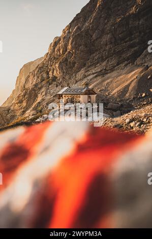 Wanderung den Gosauseen zur Adamekhütte am Fuße des Dachsteinstein ingletscher, Oberösterreich, Österreich. Im Bild: Die Adamekhütte AM 08.08.2020. // escursione attraverso il Gosauseen fino al Adamekhütte ai piedi del ghiacciaio Dachsteinstein, alta Austria, Austria. Nella foto: Il Adamekhütte 8 agosto 2020. - 20200808 PD13550 credito: APA-PictureDesk/Alamy Live News Foto Stock