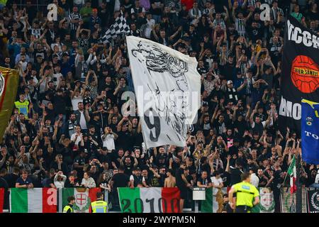 I tifosi della Juventus sventolano una bandiera con l'immagine di Gianluca Vialli durante la partita tra Juventus FC e AC Fiorentina il 7 aprile 2024 all'Allianz Stadiu Foto Stock