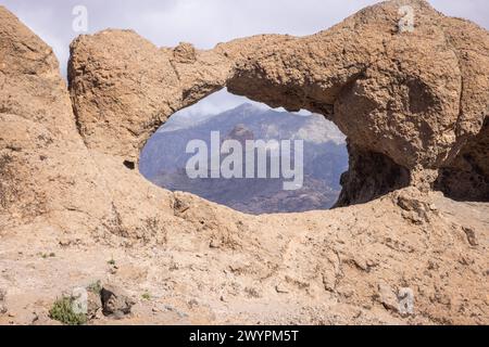 La formazione rocciosa Ventana del Bentayga (finestra a Bentayga) con il picco Roque Bentayga alle spalle. La formazione sembra un cammello bacio ed un elefano Foto Stock