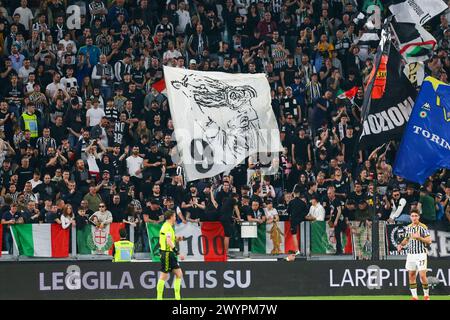 I tifosi della Juventus sventolano una bandiera con l'immagine di Gianluca Vialli durante la partita tra Juventus FC e AC Fiorentina il 7 aprile 2024 all'Allianz Stadiu Foto Stock