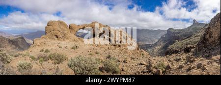 Immagine panoramica della formazione rocciosa Ventana del Bentayga. La formazione sembra un cammello bacio ed un elefante. Alla piattaforma far Foto Stock