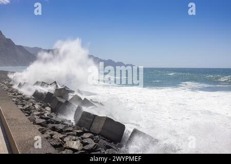 Breaking of Waves a Puerto de las Nieves sull'isola di Gran Canaria nell'Oceano Atlantico. Sullo sfondo le scogliere della parte nord-occidentale Foto Stock