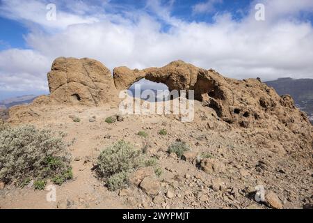 La formazione rocciosa Ventana del Bentayga (finestra a Bentayga) con il picco Roque Bentayga alle spalle. La formazione sembra un cammello bacio ed un elefano Foto Stock