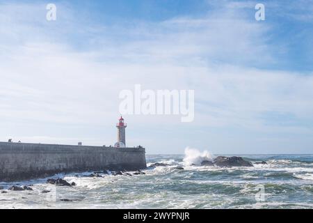 Il Faro di Felgueiras alla foce del fiume Douro a Foz do Douro vicino a Porto, in una giornata di sole Foto Stock