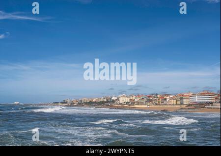 Vista sulla spiaggia della costa atlantica, verso la città di Foz do Douro, vicino a Porto, in Portogallo, in una giornata luminosa e soleggiata Foto Stock