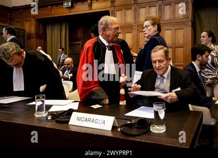 L'AIA - Ambasciatore Carlos Jose Arguello Gomez (r) del Nicaragua nel corso di un'audizione presso la Corte internazionale di giustizia (ICJ) nel caso che il Nicaragua ha presentato contro la Germania per gli aiuti finanziari e militari che il paese europeo fornisce a Israele e per la revoca delle sovvenzioni a tale aiuto organizzazione UNRWA. Secondo il Nicaragua, la Germania sta violando la Convenzione sul genocidio del 1948 e le convenzioni di Ginevra del 1949 sulle leggi di guerra nei territori palestinesi occupati. ANP ROBIN VAN LONKHUIJSEN netherlands Out - belgio Out Foto Stock